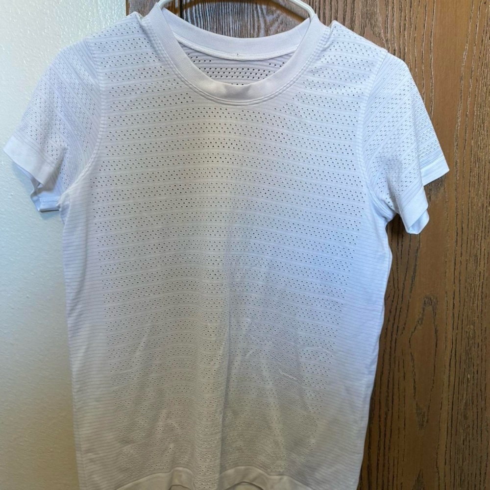 LULULEMON WHITE WORKOUT SHIRT